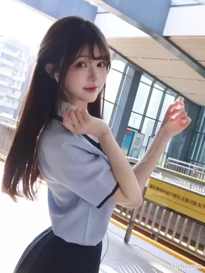 地铁站台惊现灵动少女，这8个拍照姿势绝了！ 第6张