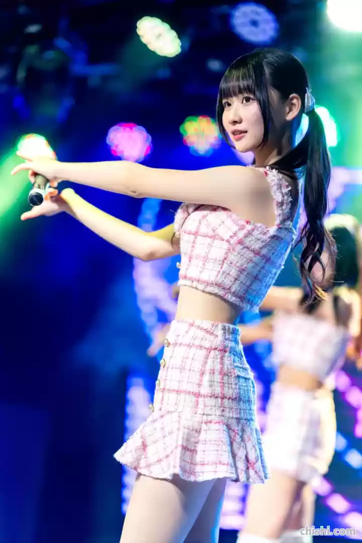 她是团里18岁“红色担当”，清甜又带点Q甜 第1张