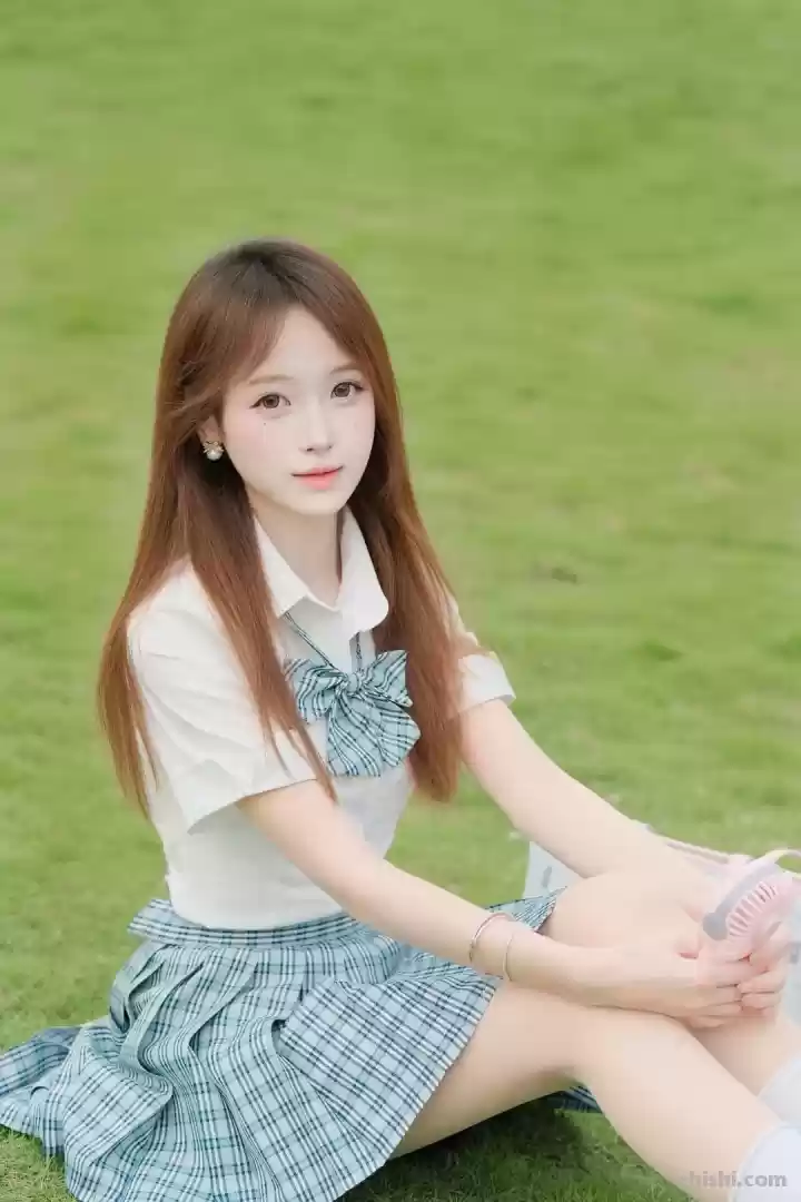 美女 | 草坪jk  第2张