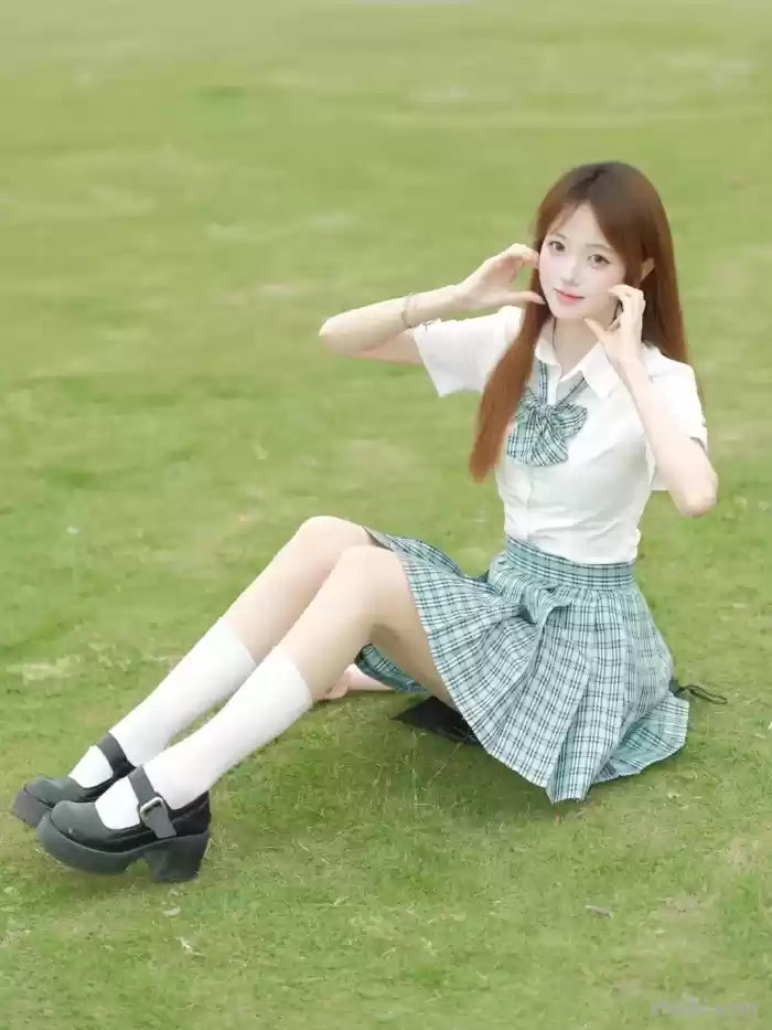 美女 | 草坪jk  第4张