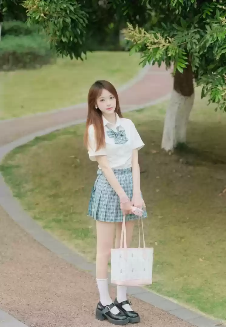美女 | 草坪jk  第5张