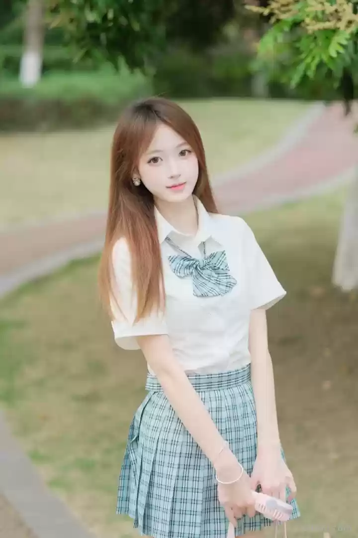 美女 | 草坪jk  第6张