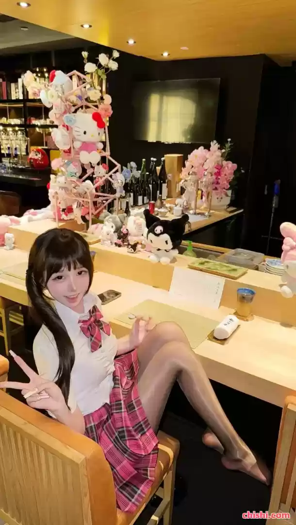颜值COS，JK学妹喜欢KT猫啊，既然她喜欢那我也要喜欢！
